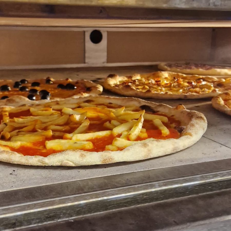 Pizze nel forno della Pizzeria La Primavera