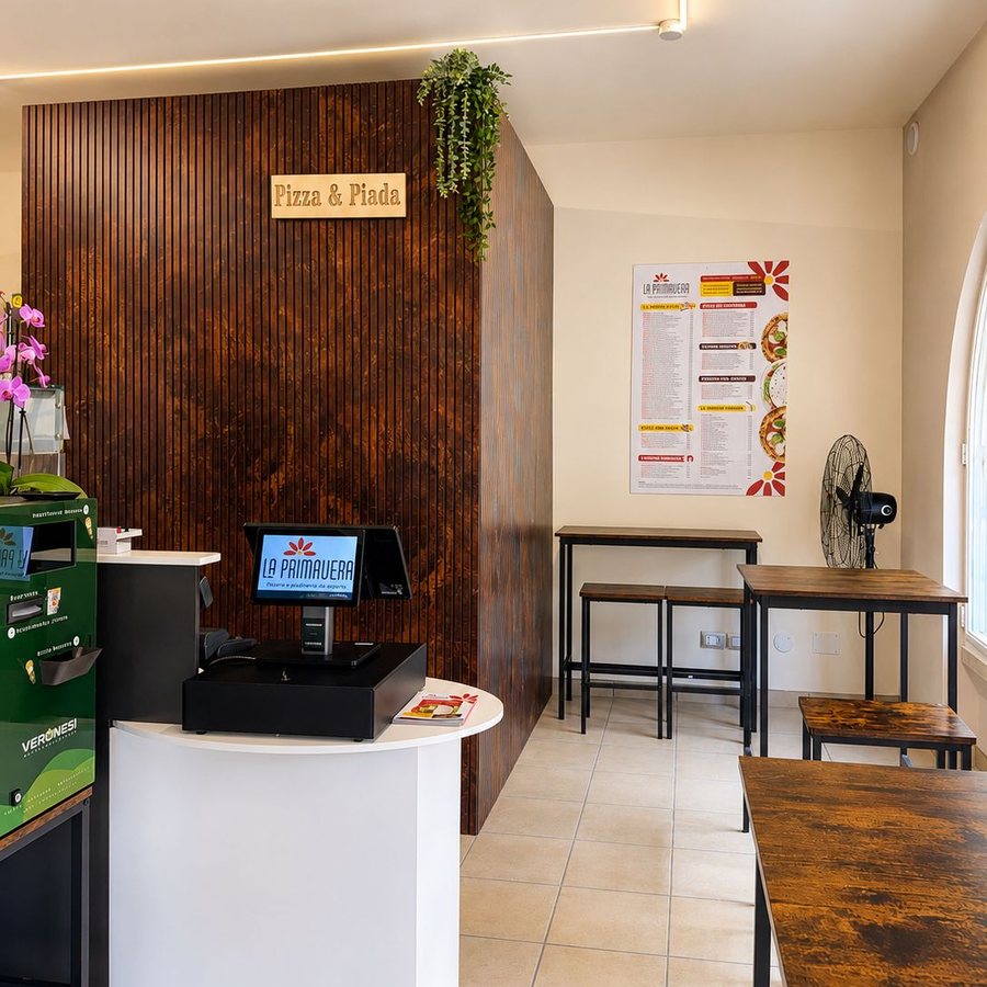 Banco e tavolini della Pizzeria La Primavera