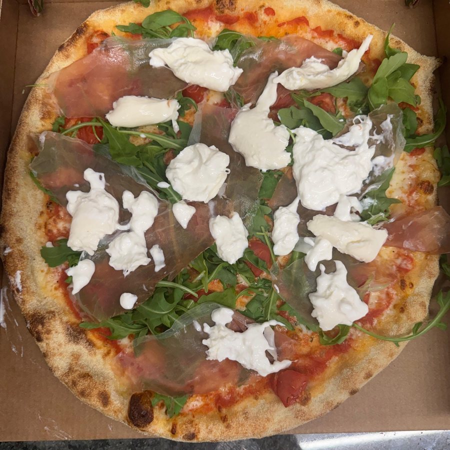 Pizza con rucola e burrata nel cartone