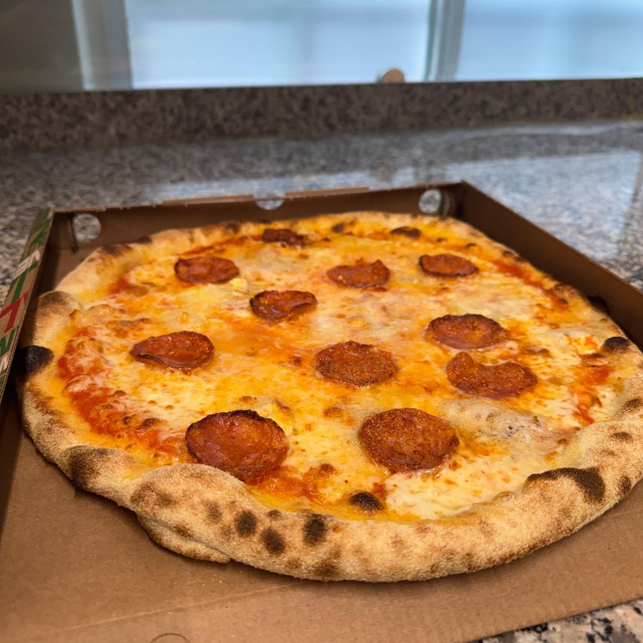 Pizza calda nel cartone