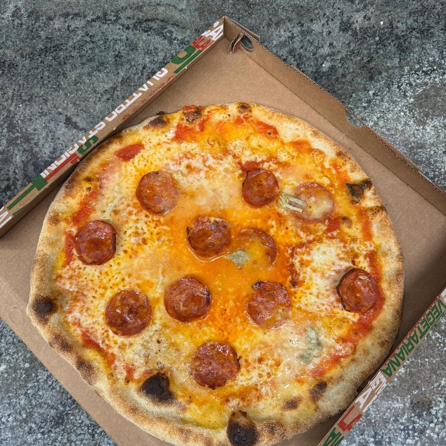 Pizza nel cartone vista dall’alto