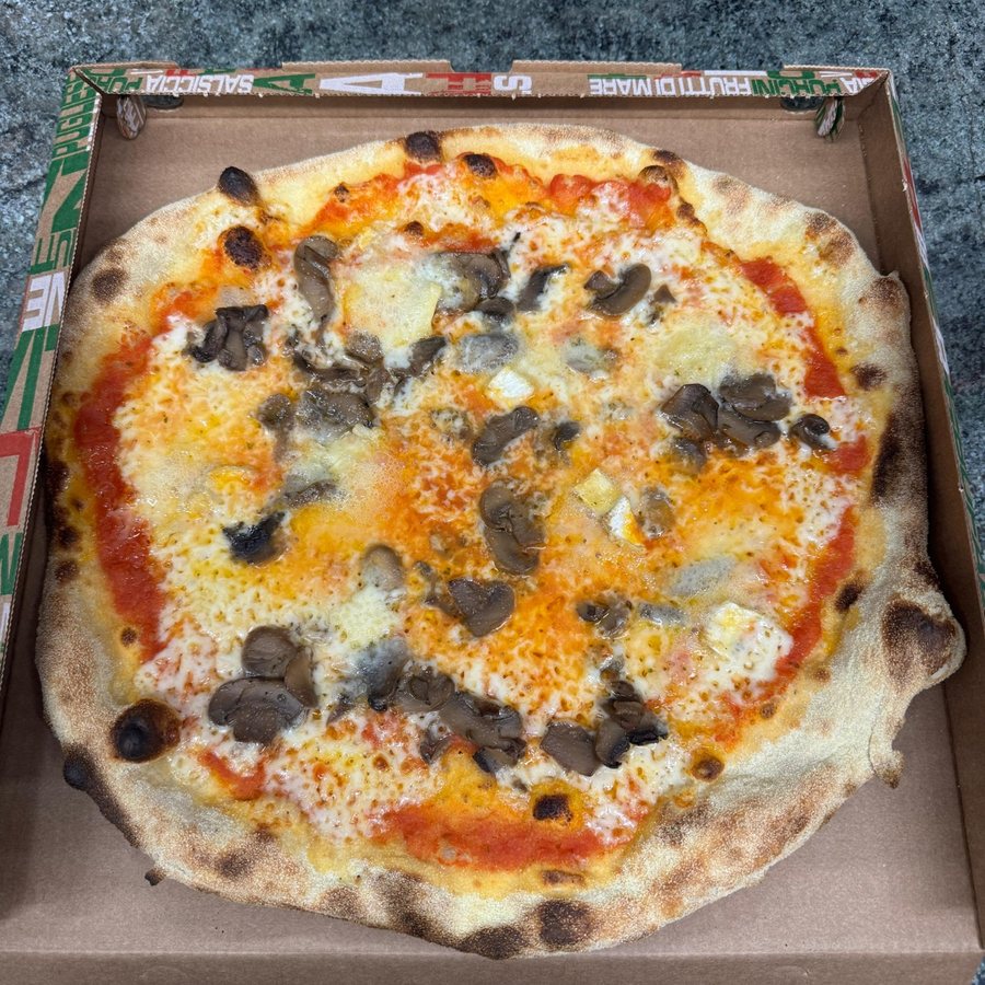 Pizza con funghi nel cartone