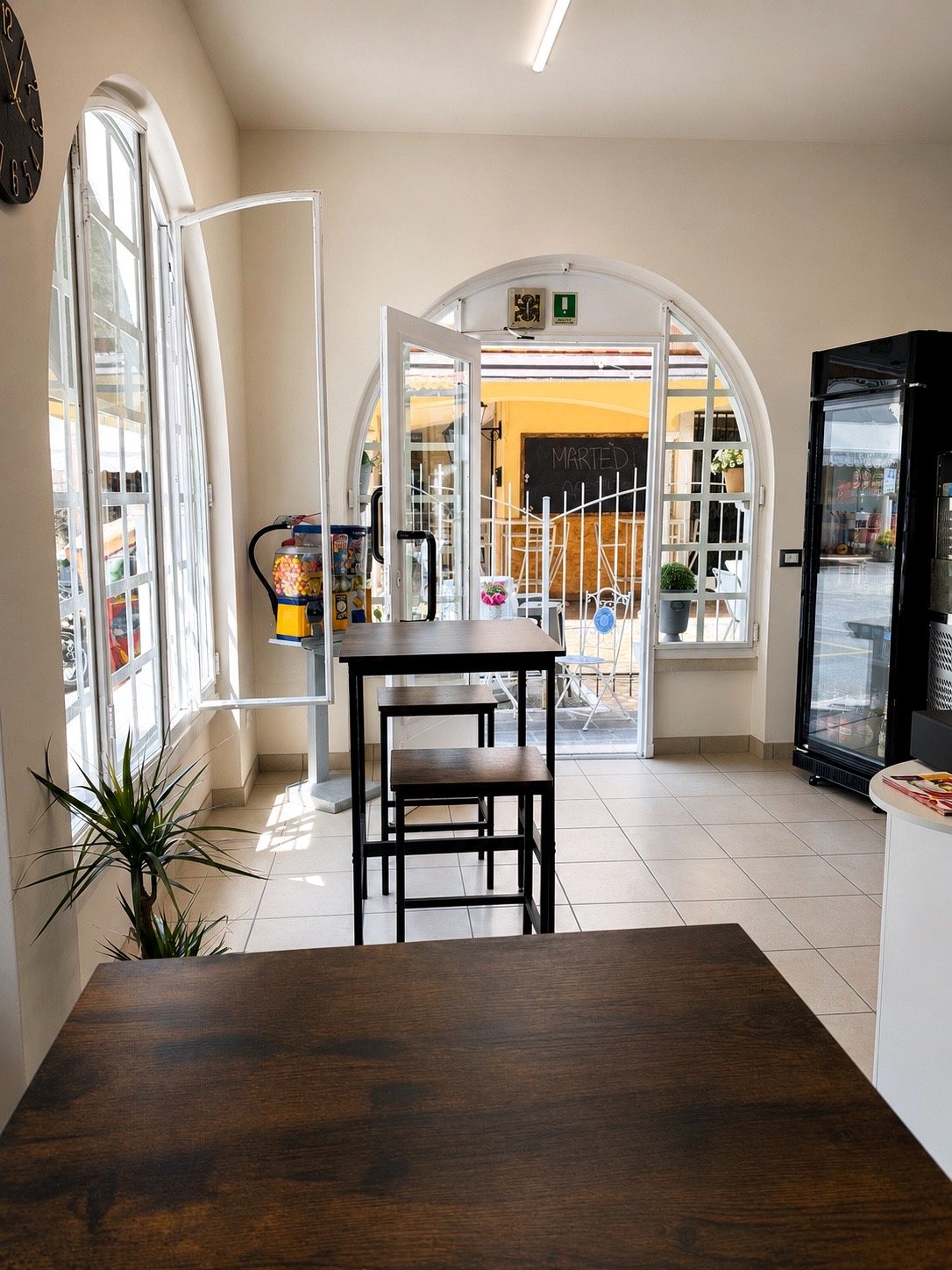 Tavolini per una pausa veloce nella pizzeria